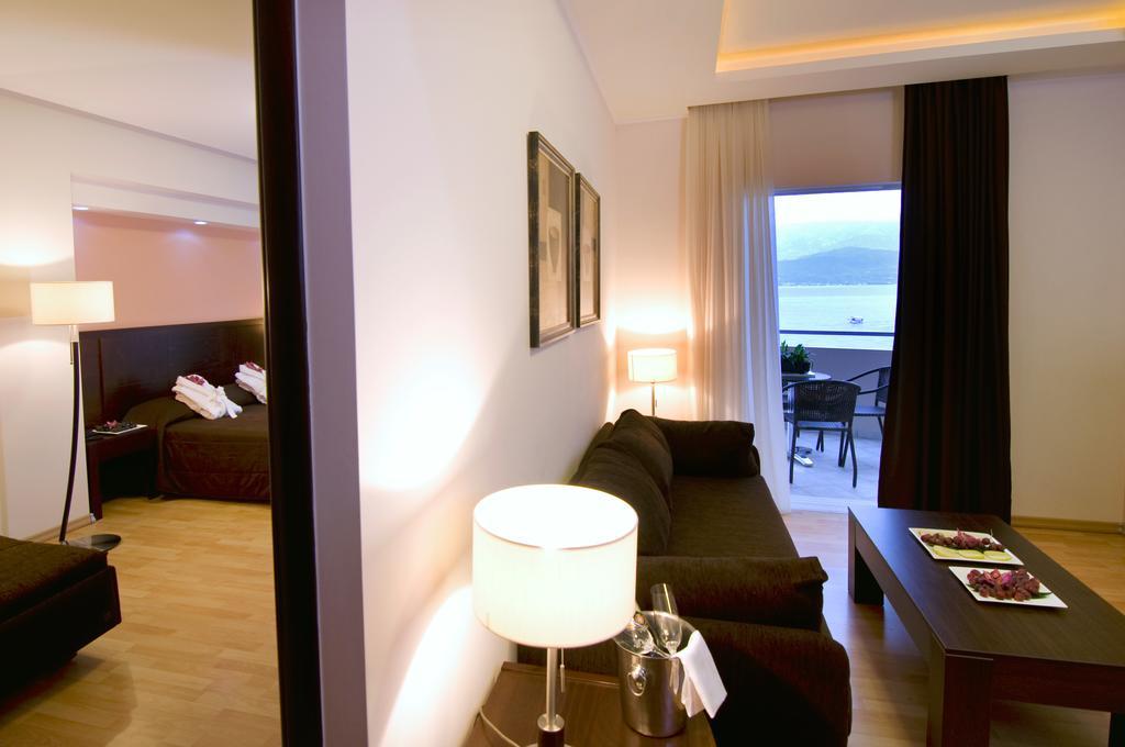 Flisvos Hotel Nafpaktos Bagian luar foto